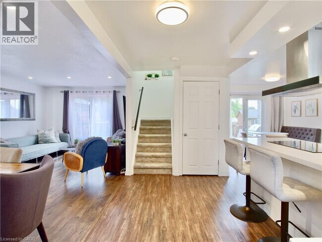 Building Photo - 243 Rosebank Pl