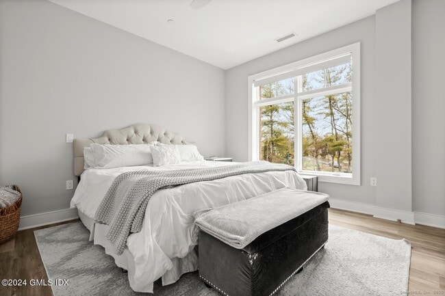 Foto del edificio - 1381 E Putnam Ave