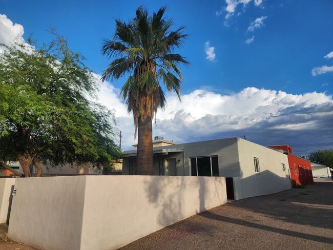 Front view from driveway - 1434 E Elm St