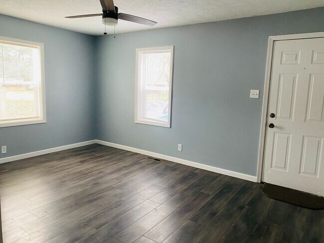 Foto del edificio - Charming 2-Bedroom Home with Stylish Upgra...