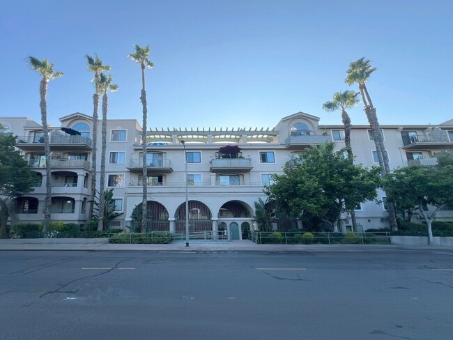 Building Photo - **555 Maine Ave #304 Long Beach** 3 bedroom 2 bath condo less than 5 miles from the beach