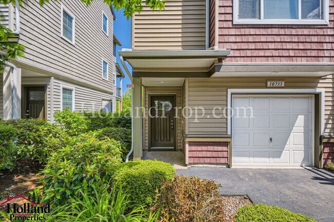 Foto del edificio - Wonderful 3-Story Condo in Excellent Hills...