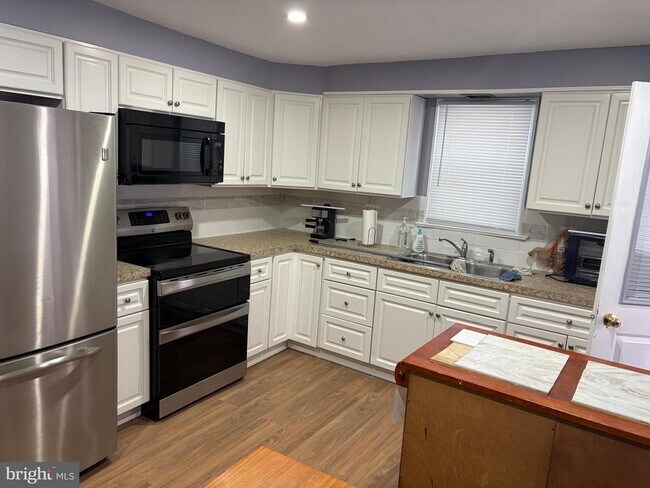 Foto del edificio - 657 Pine Hill St