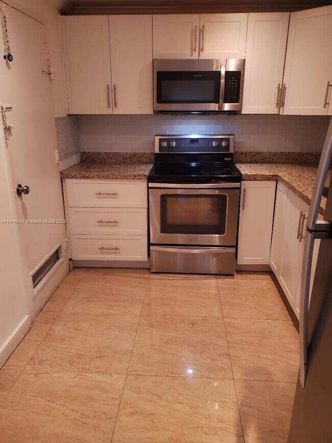 Building Photo - 400 Kings Point Dr