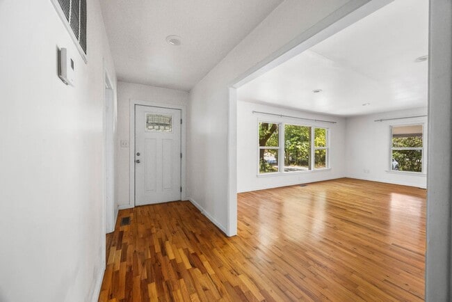 Foto del edificio - 2445 W Mt Comfort Rd