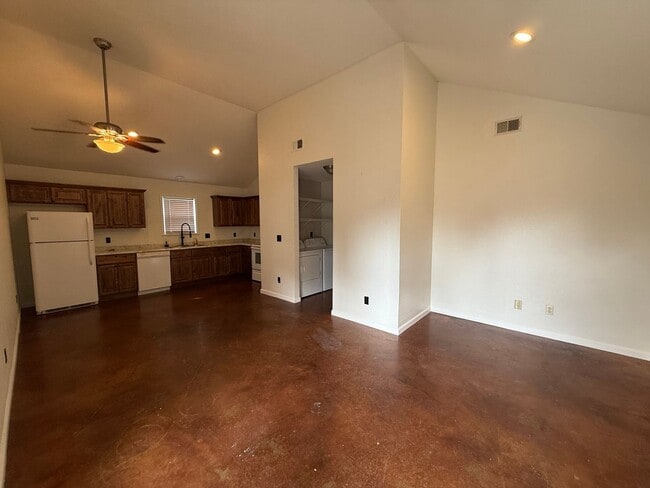 Foto del edificio - 636 W Oak Ave