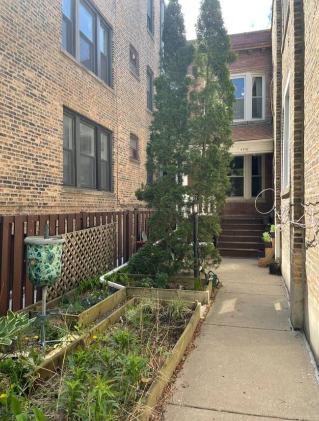 Building Photo - 4316 Damen N Ave