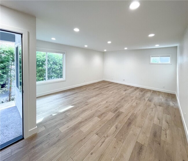 Building Photo - 206 Avenida Victoria