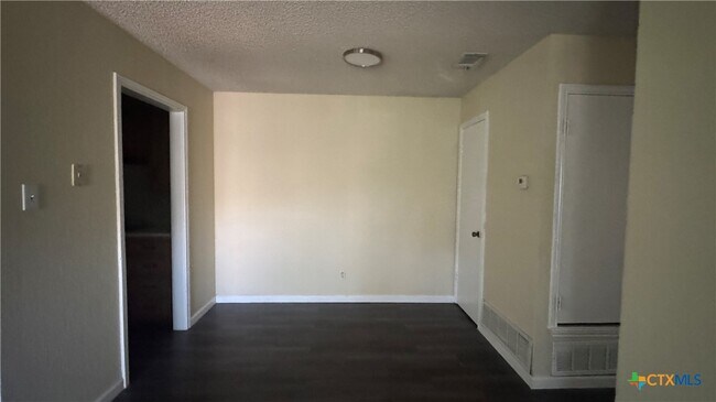 Foto del edificio - 2109 Hinkle Ave