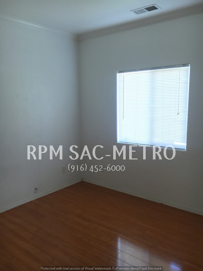 Building Photo - 2134 Meadowglen Ave