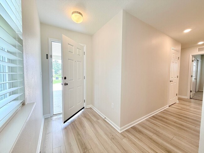 Foto del edificio - Beautiful 4BR Home with Open Floor Plan & Fully Fenced Backyard
