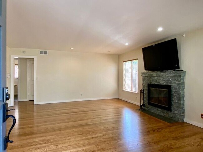 Foto del edificio - Picture Perfect, Recently Updated 4-bedroo...