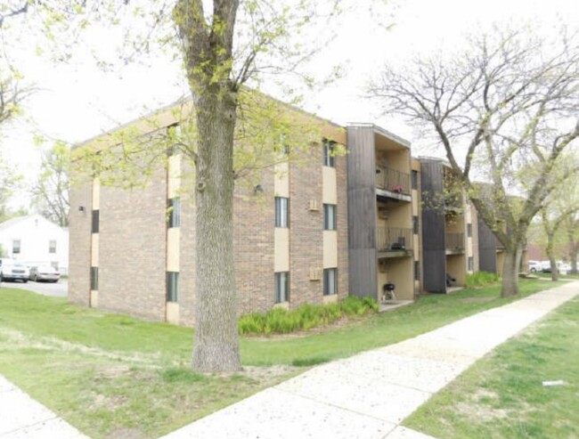 Building Photo - 1401 W 6th St