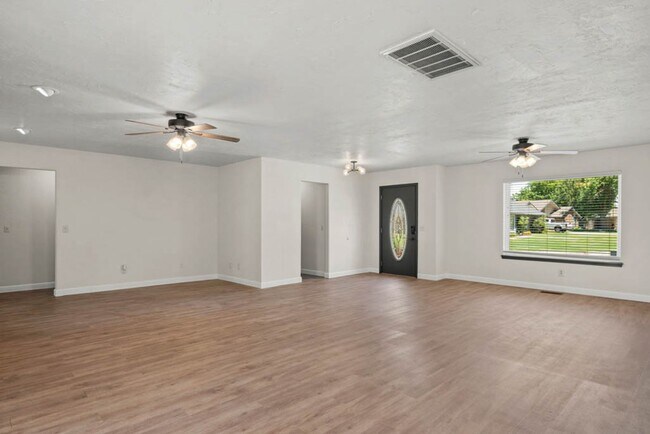 Building Photo - Beautiful 3 Bed 2 Bath home in the heart o...
