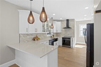 Building Photo - 90 Stoneleigh Ct