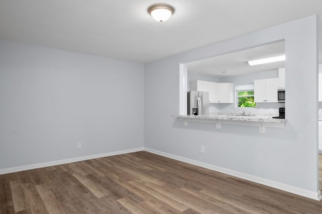 Foto del edificio - 4 Bed/2 1/2 Bathroom On Bus Line Undergrads Pets