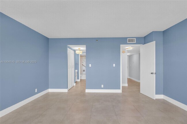 Foto del edificio - 3200 Port Royale Dr N