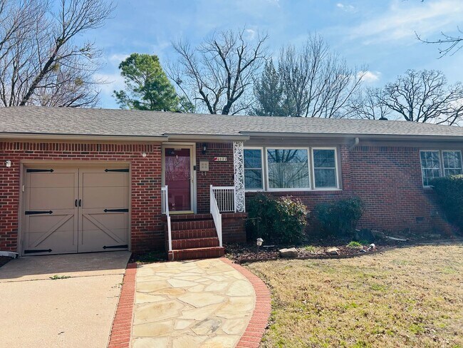 Foto del edificio - Absolutely gorgeous, remodeled home in beautiful location in Midtown Tulsa