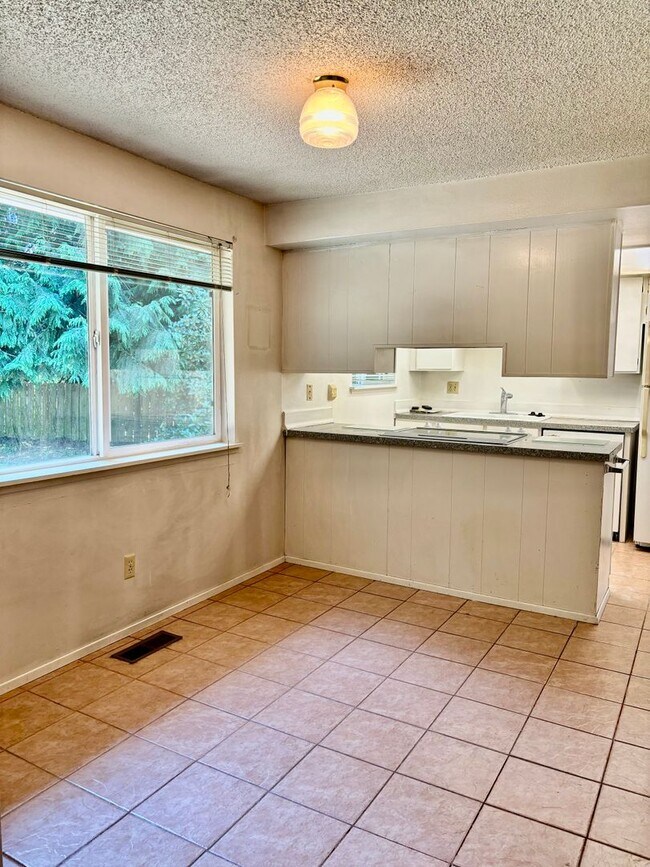 Building Photo - 3 Bed / 1.5 Bath Redmond rambler in Educat...