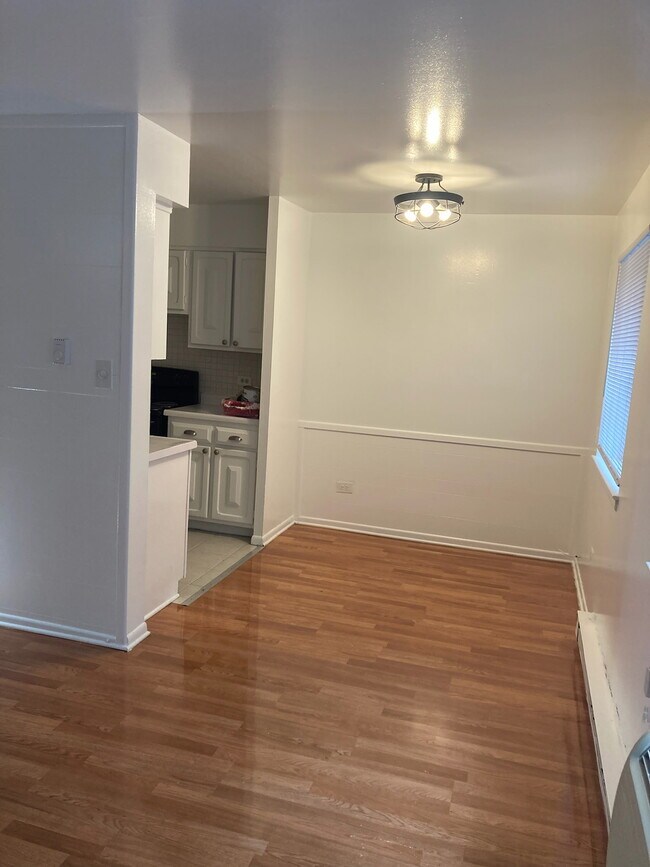 Building Photo - 5920 N Kenmore Ave