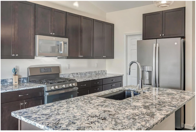 Foto del edificio - 527 Brookside Forest Ct