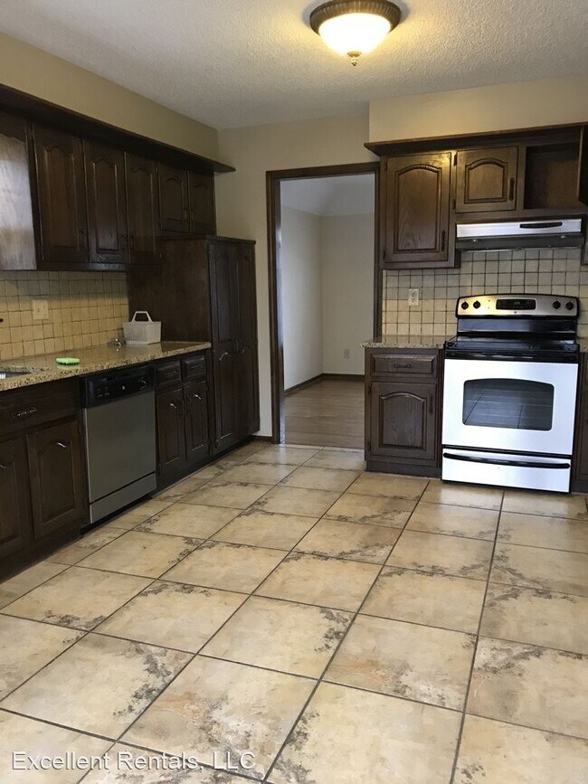 Building Photo - 4 br, 2.5 bath House - 615 NE Clubhouse Drive