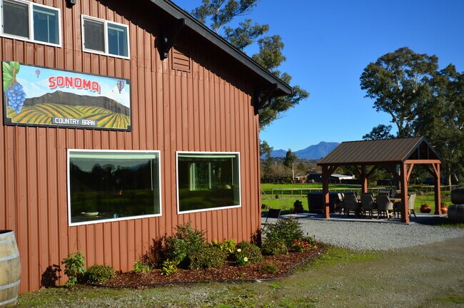 Country Barn, hot tub & ramada - 9903 Old Camp Ln