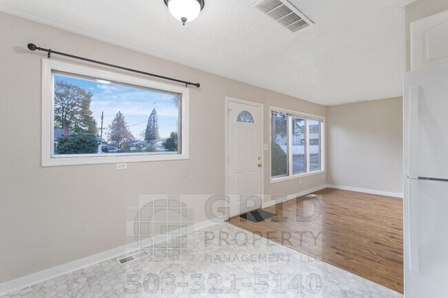 Foto del edificio - 3+ Bedroom House w/ Large Backyard - Southeast Portland!