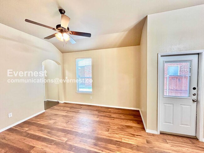 Foto del edificio - 3 Bed, 2 Bath Home with Fenced Yard & Garage / Pet-Friendly / Available Now!