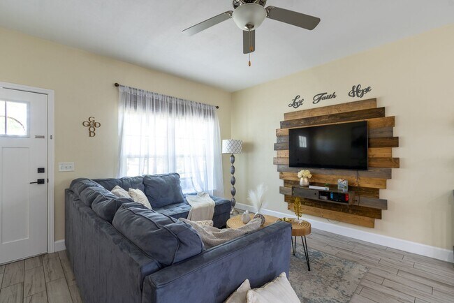 Building Photo - Spacious 3BR/2BA Home with Open Layout, Is...