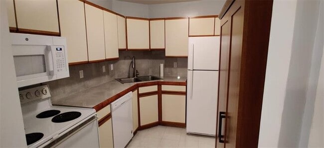 Building Photo - 3101 Oakland Shores Dr