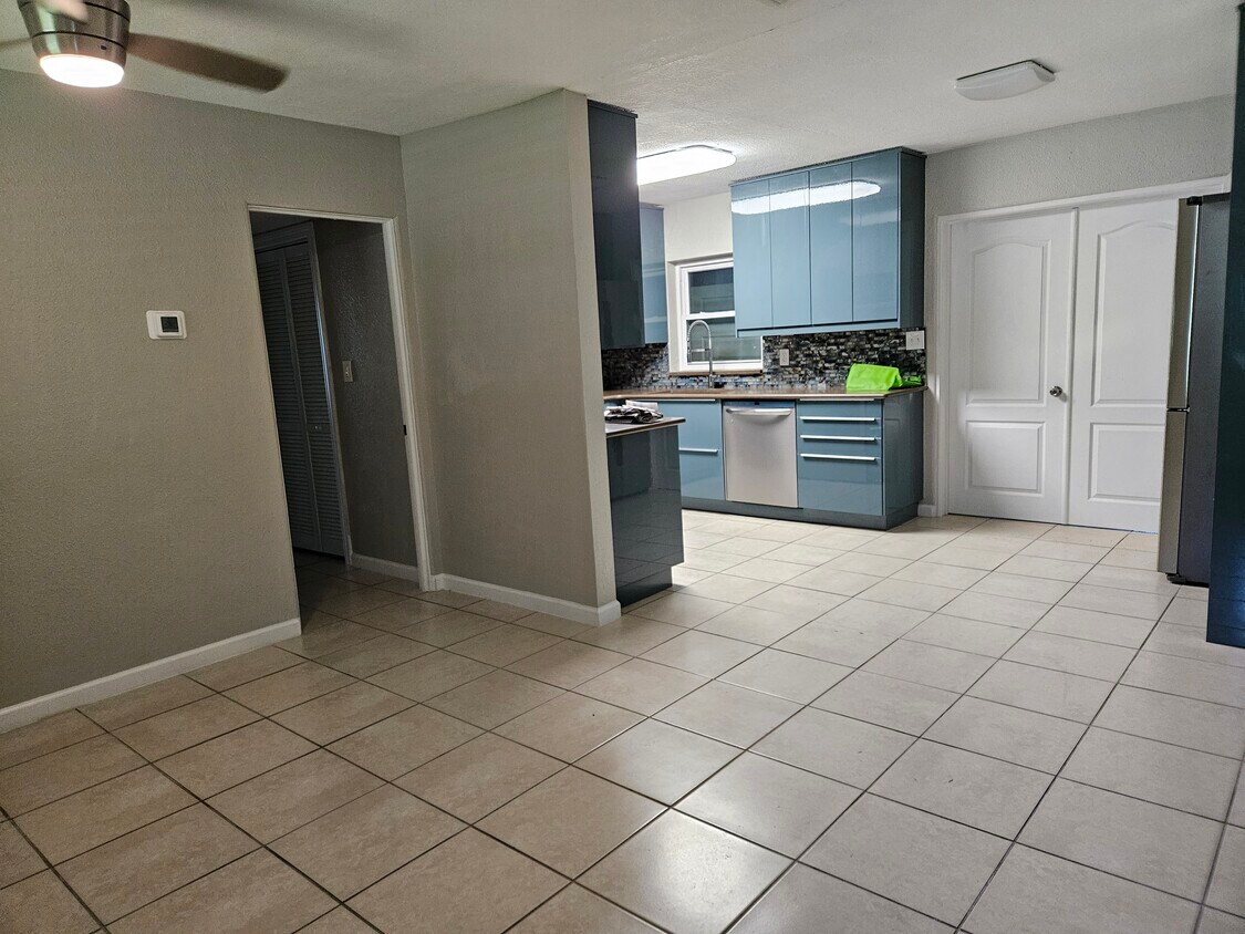 Foto principal - 217 S Alder Dr