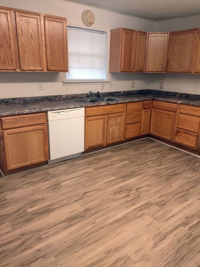 Foto del edificio - Spacious 4-Bedroom 2-Bath Home in Little R...