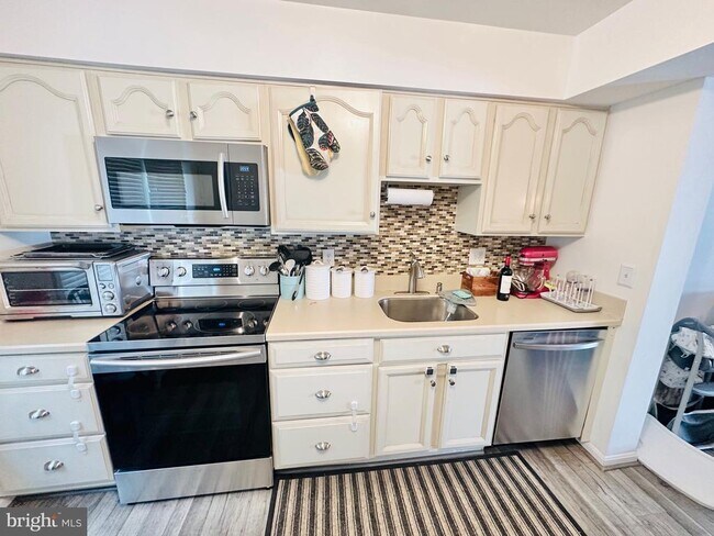 Foto del edificio - 12010 Glen Alden Rd