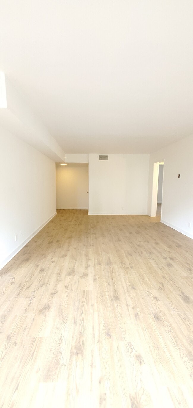 Building Photo - 2332 S Bentley Ave