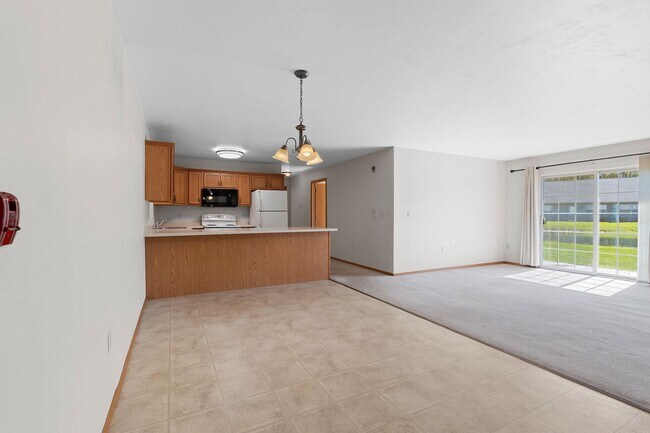 Foto del edificio - 2 Bedroom 2 Bathroom Upper 1 Car Garage