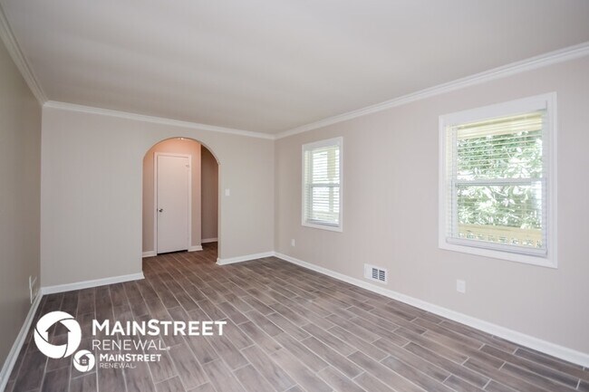 Building Photo - 3000 Lakeridge Dr SE