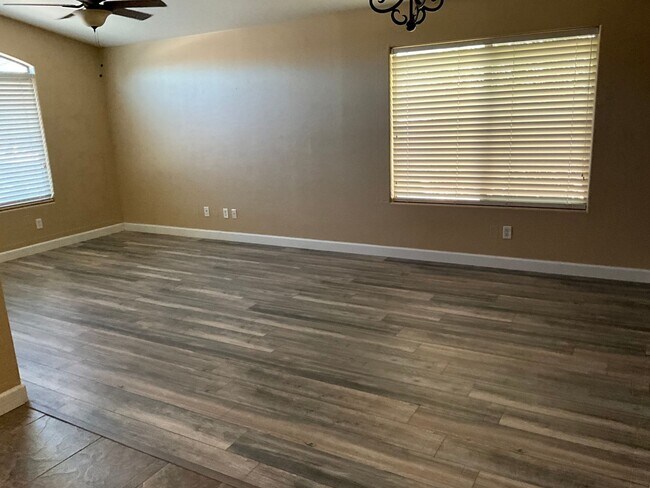 Building Photo - 41741 W Park Hill Dr