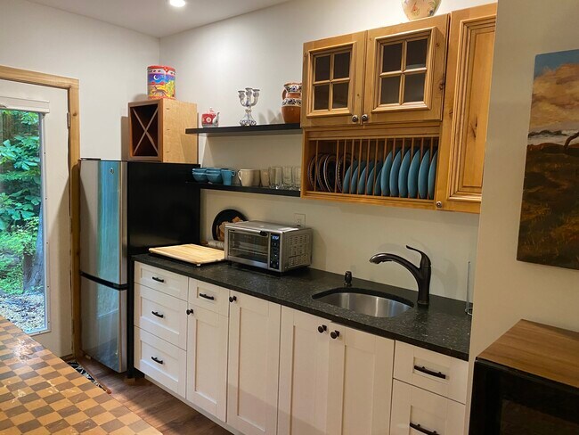 Building Photo - 2407 Lakeview Cir