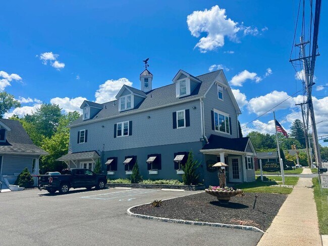 Building Photo - 633 Valley Rd