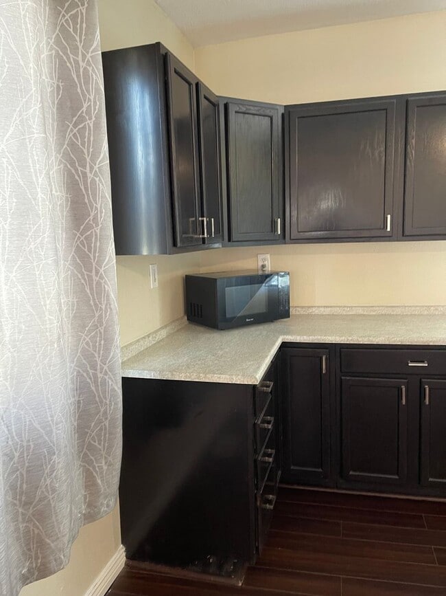Building Photo - 3 Bedroom 2 Bath home