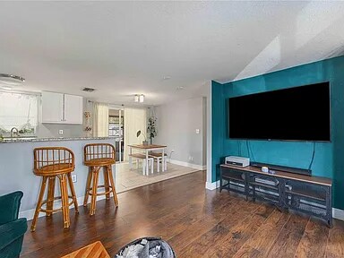 Foto del edificio - 18198 Garvin Ave