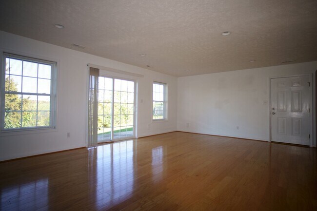 Building Photo - 3 Bed/2 Bath. Master on Main. Close to shopping, US 460, and I-81