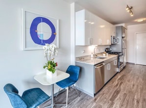 Building Photo - 2354 N California Ave