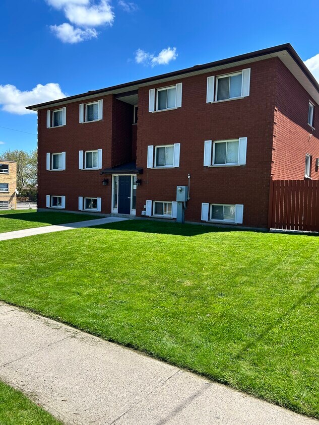 Newly renovated 2 bedroom apartment in quiet secure building. Close to all amenities. - 345 Adelaide Av W