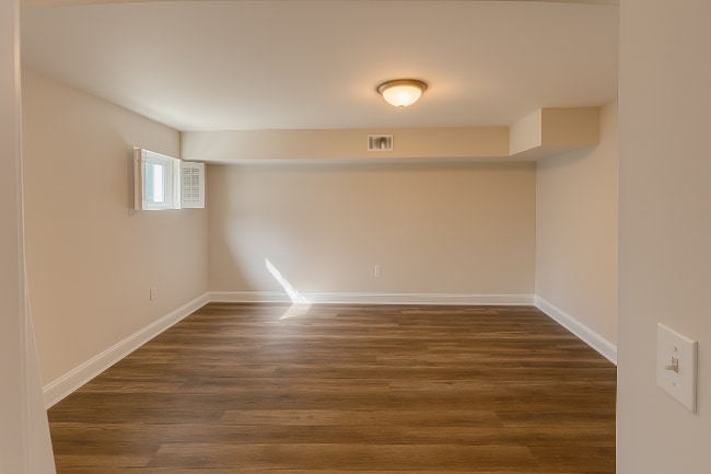 Building Photo - 611 Otis Pl NW