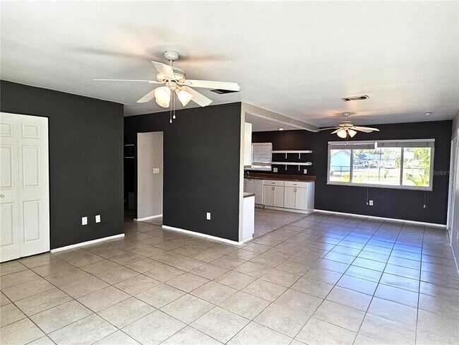 Building Photo - 2657 Roxbury Cir