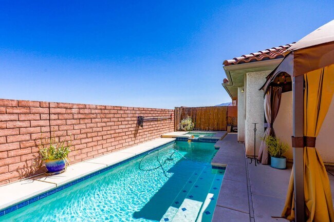 Foto del edificio - South Summerlin Single Story Pool And Spa ...