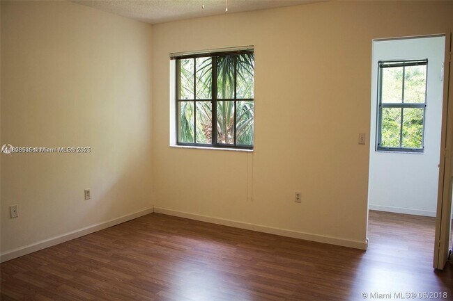 Building Photo - 2427 Centergate Dr