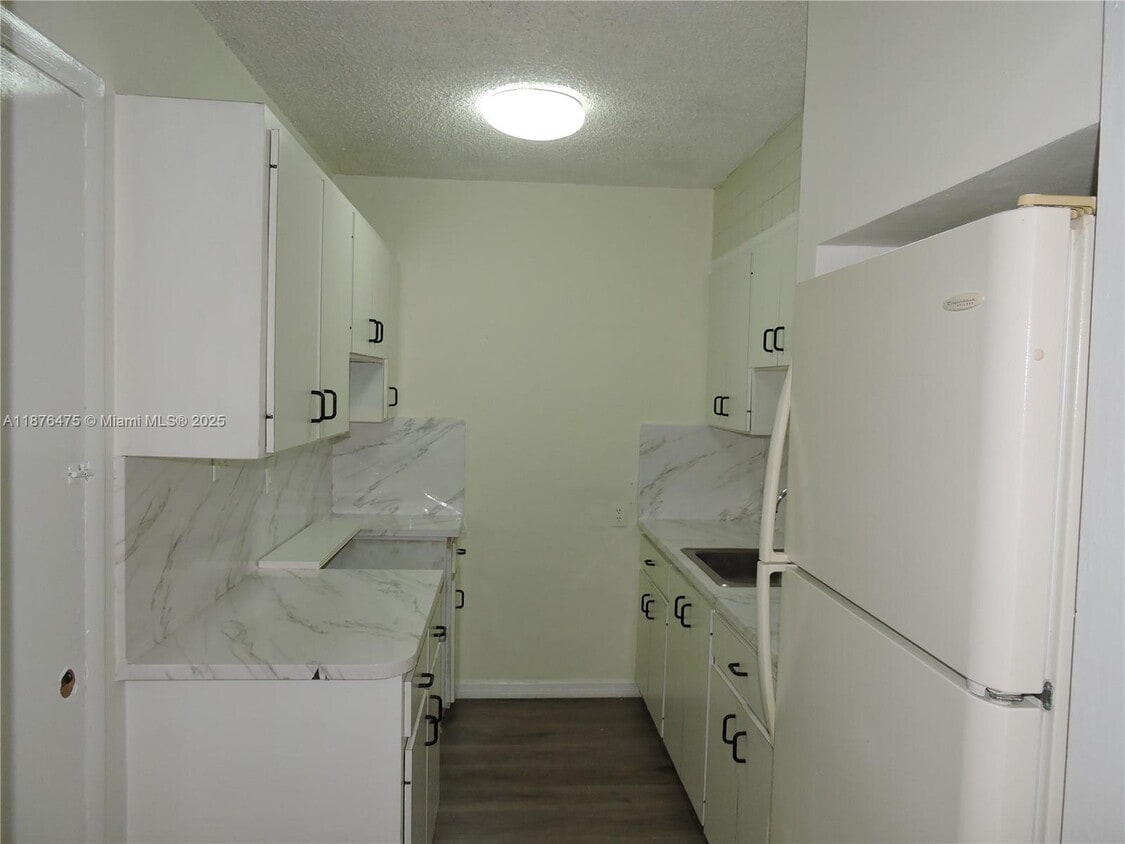 Foto principal - 681 NE 3rd Pl